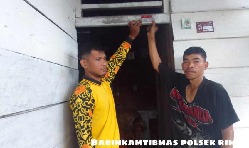 Sambang Warga, Bhabinkamtibmas Polsek Rimbo Pengadang Pasang Stiker dan Sampaikan Imbauan Kamtibmas