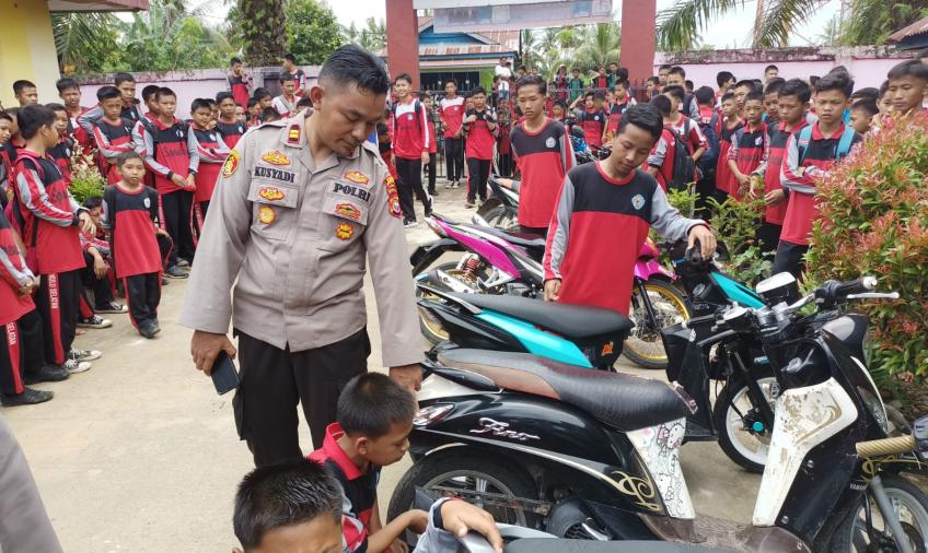 Kapolsek Seginim Laksanakan Pembinaan Pelajar di SMKN 7 BS