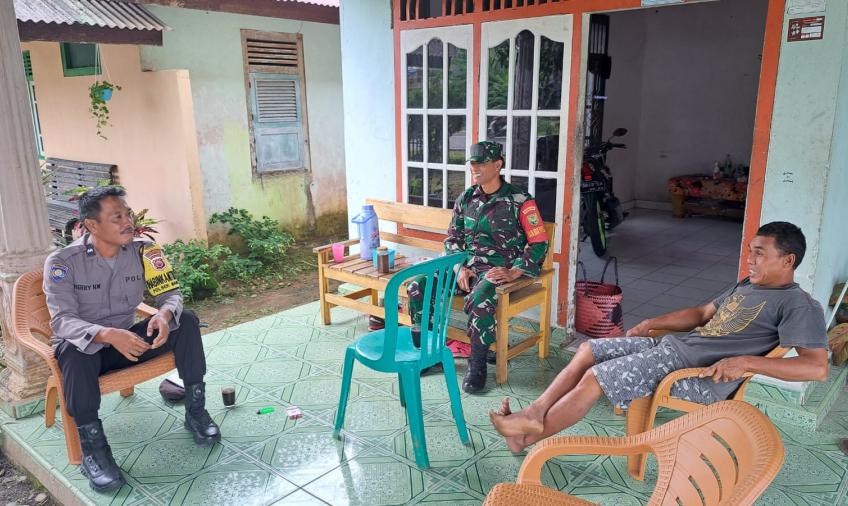 Jalin Sinergitas, Bhabinkamtibmas dan Babinsa Sambang Bersama Kerumah Warga