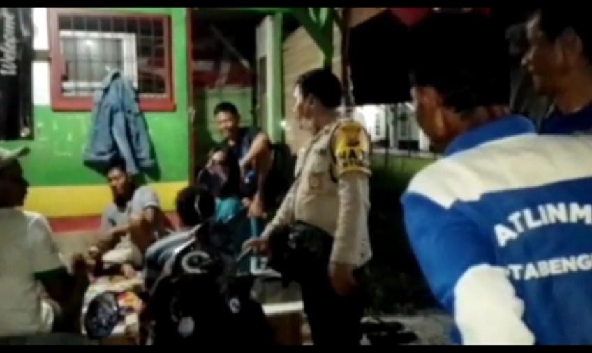 Bhabinkamtibmas Saat Laksanakan Patroli Malam Bersama Linmas
