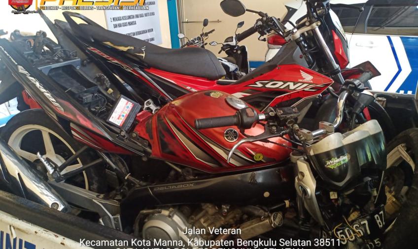 Dua unit kendaraan yang terlibat lakalantas