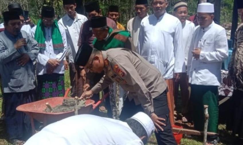 Peletakan Batu Pertama Ponpes Babusallam Oleh Kapolsek Putri Hijau
