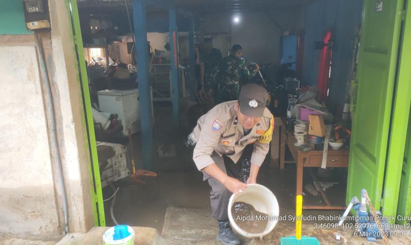 Personel Polsek Curup Saat Evakuasi Rumah Warga Terendam Banjir 
