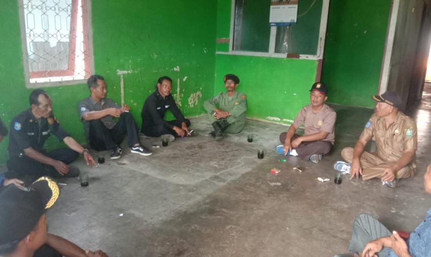 Bhabinkamtibmas Polsek Lebong Selatan Bantu Warga Membersihkan KUD Mangkurajo
