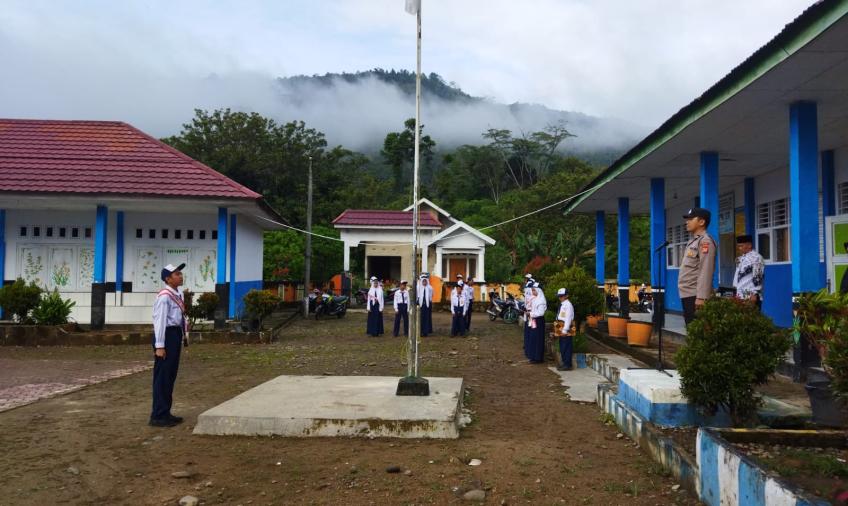 Personel Polsek Rimbo Pengadang Jadi Pembina Upacara Bendera di SMPN 17 