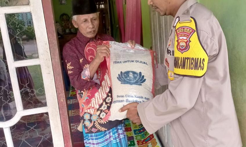 Polsek Lubuk Pinang Salurkan Beras ke Warga Kurang Mampu