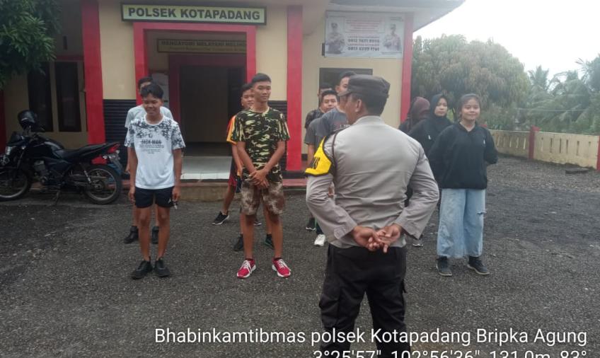 Bhabinkamtibmas Saat Gelar Pembinaan Fisik Dengan Remaja