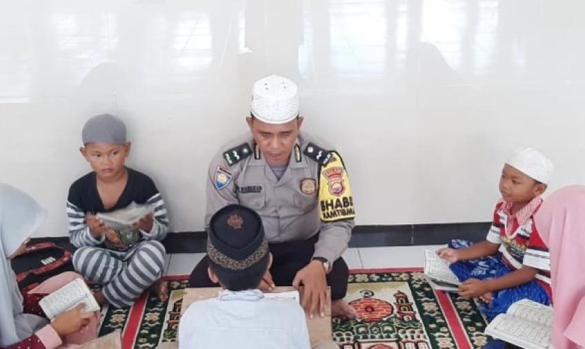 Bhabinkamtibmas Polsek Enggano Saat Mengajar Anak-Anak Mengaji