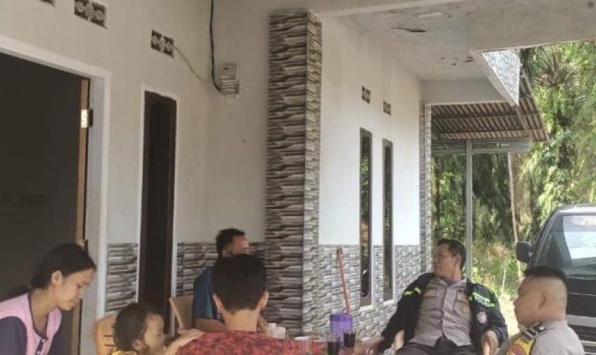 Polsek Batik Nau Saat Sambangi Warga