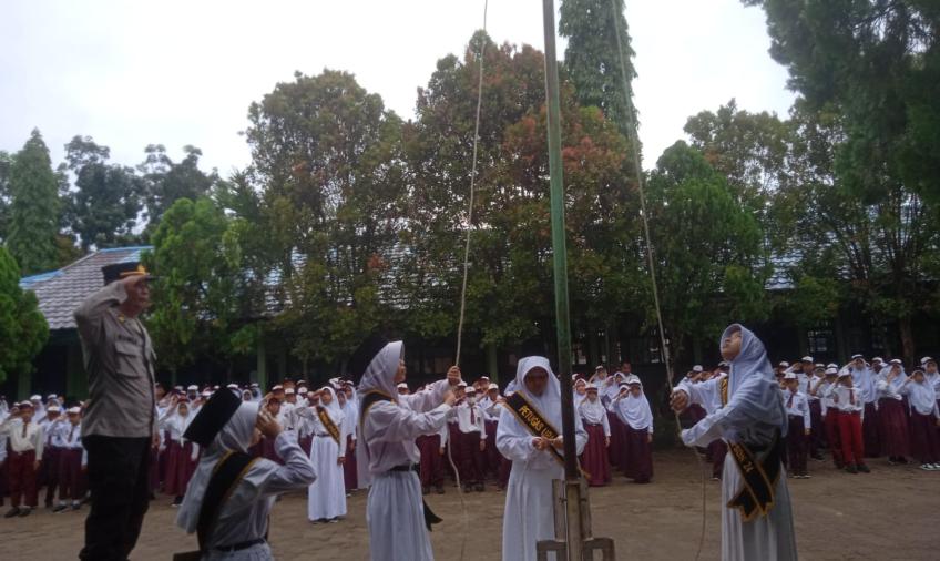 Kanit Binmas Polsek Gading Cempaka Saat Jadi Pembina Upacara