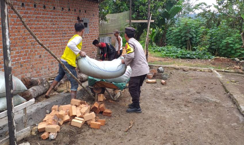 Bhabinkamtibmas Polsek Kotapadang Sambang Warga