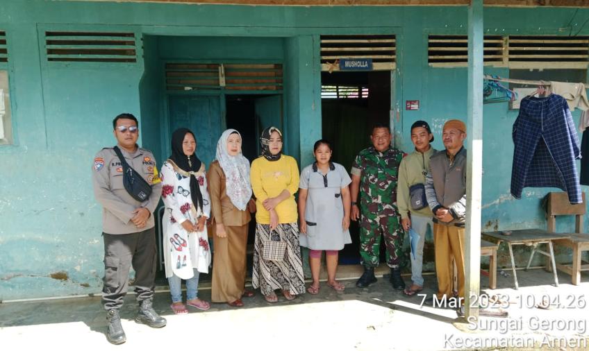 Bhabinkamtibmas Saat Ikut Pendataan BLT DD