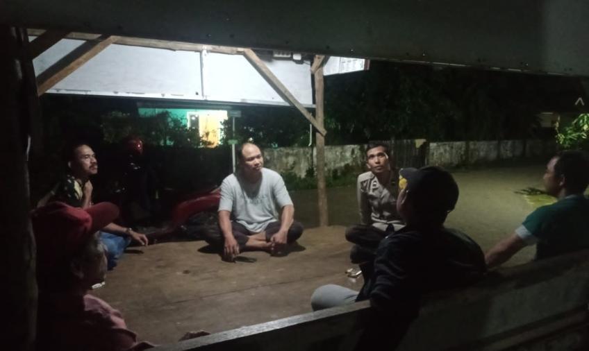Sambang Pos Kamling, Bhabinkamtibmas Ingatkan Cek Identitas Orang Mencurigakan
