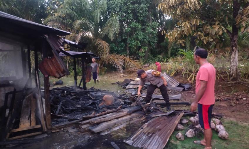 Personel Polsek Giri Mulya Saat Bantu Padamkan Rumah Warga Yang Kebakaran