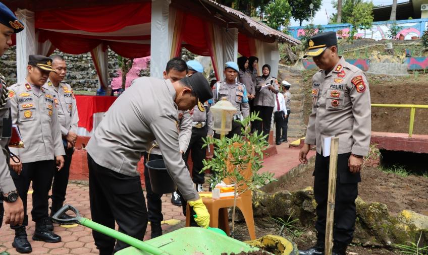 Peduli Lingkungan, Kapolda Bengkulu Tanam Pohon dan Tebar Benih Ikan di Polres Kepahiang