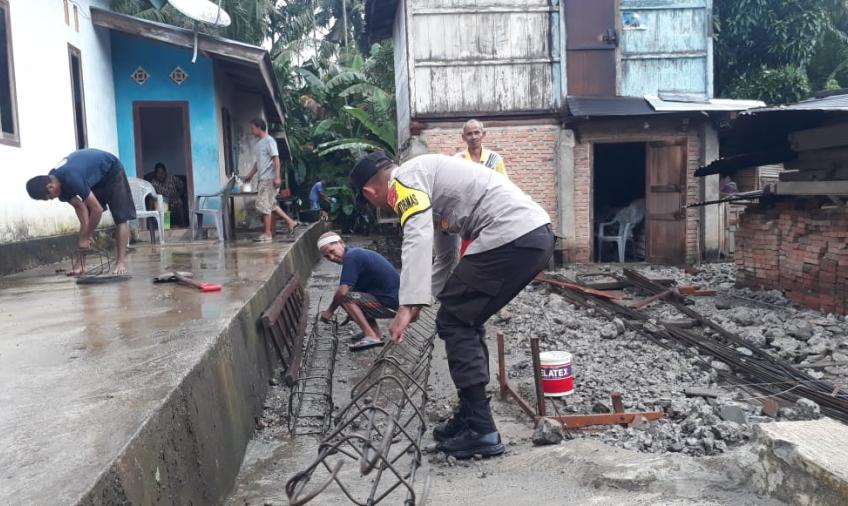 Bhabinkamtibmas Sambang Warga dan Bantu Renovasi Rumah Warga