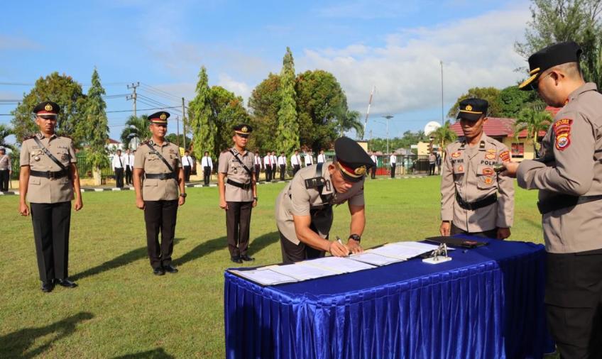 Kapolres Seluma Saat Pimpin Sertijab 2 Kapolsek dan 2 Kasi