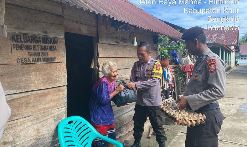 Polsek Tanjung Kemuning Saat Bagikan Sembako