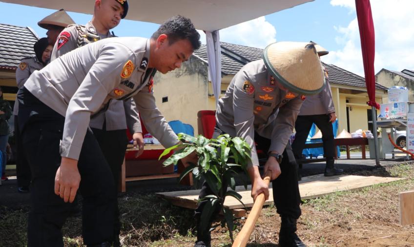 Kapolda Tanam Bibit Jagung dan Pohon Didepan Aspol Polres Lebong