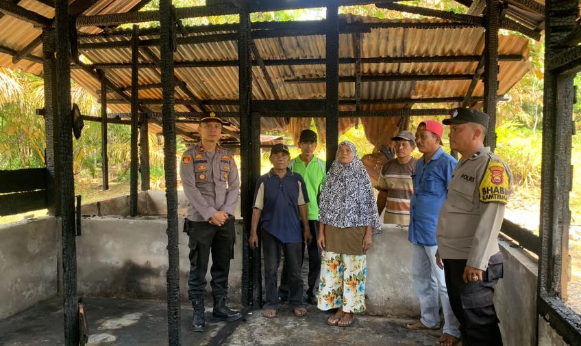 Polsek Giri Mulya Salurkan Bantuan Kepada Korban Musibah Kebakaran