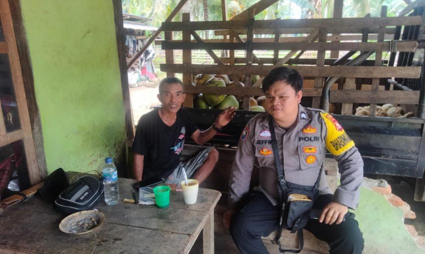 Anggota Bhabinkamtibmas Saat Sambangi Warga Binaannya