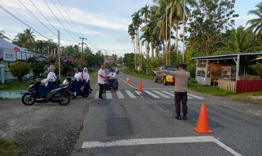 Personel Polsek Pino Raya Saat Mengatur lalin, Bentuk Pelayanan Prima Kepada Warga