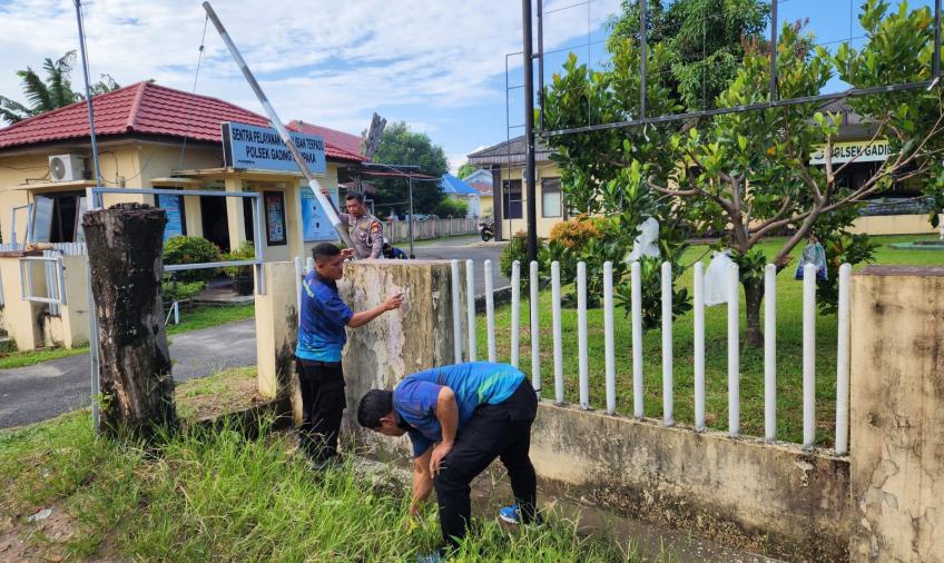 Jumat Bersih, Personel Polsek Gading Cempaka Bersihkan Mako Polsek