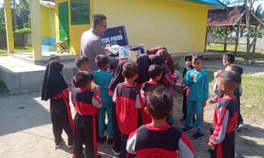 Inovasi Perpustakaan Motor Keliling Bhabinkamtibmas Polres Kaur 