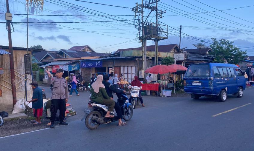 Pengamanan dan Pengaturan Lantas, Polsek Ujan Mas Turunkan Personel di Pasar Tradisional