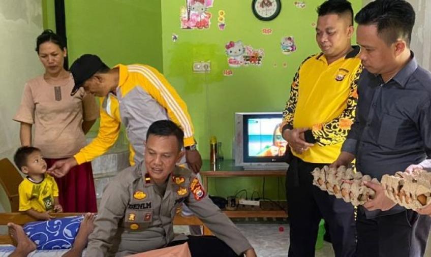 Polisi Batik Nau Berbagi Kepada Warga yang Membutuhkan