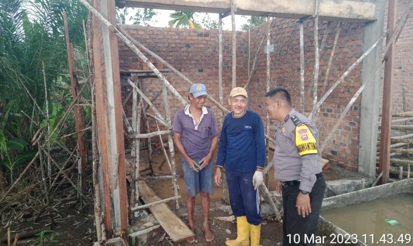Hadir Ditengah Masyarakat, Bhabinkamtibmas Polsek Kotapadang Bantu Kegiatan Masyarakat