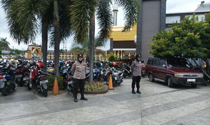 Salat Jumat Tenang, Dijagain Polwan Polsek Gading Cempaka 