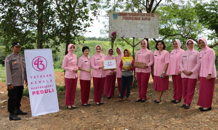 Yayasan Kemala Bhayangkari Berbagi dengan Warga di Tempat Pengelolaan Sampah