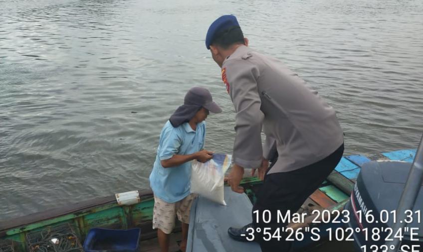 Jumat Curhat, Ditpolairud Membagikan Beras ke Nelayan Kecil di Pelabuhan Pulau Baai