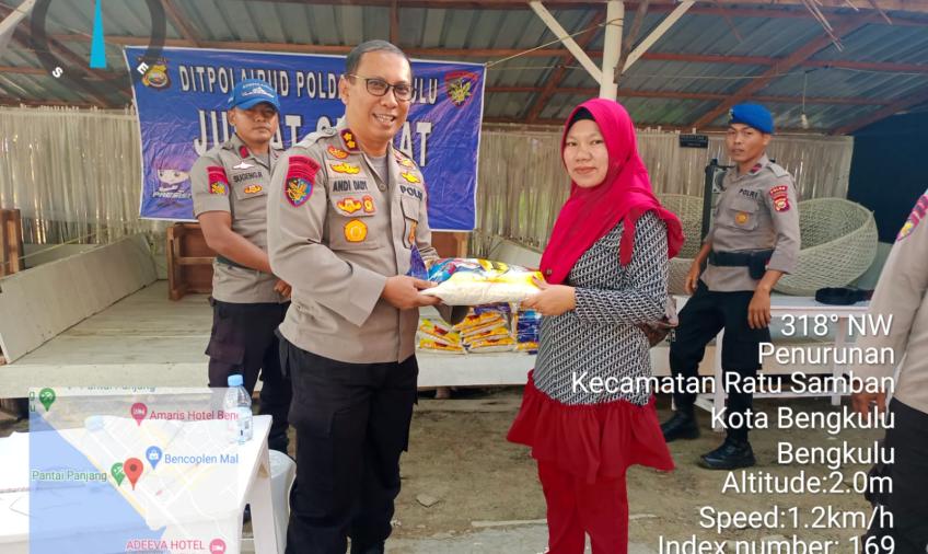 Wadirpolairud Jumat Curhat Sambil Berbagi Beras ke Masyarakat
