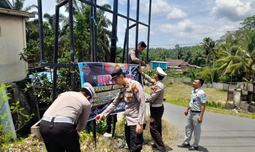 Pemasangan Spanduk Imbauan "Stop Balap Liar" Oleh Polsek Giri Mulya dan Satlantas 