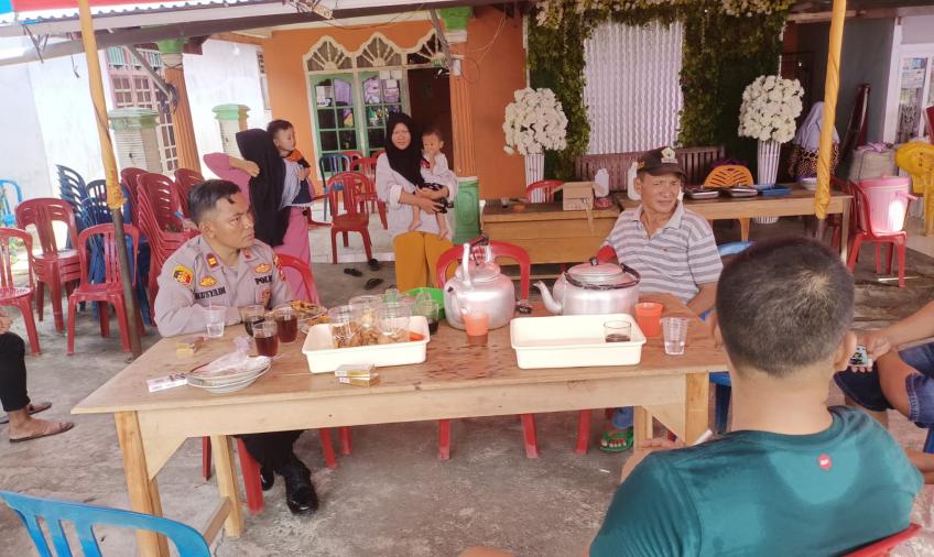 Kapolsek Seginim Saat Hadiri Undangan Pesta Pernikahan