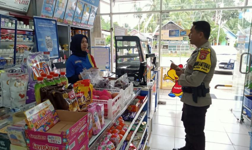 Bhabinkamtibmas Polsek Pino Laksanakan Sambang ke Toko Indomart