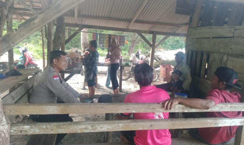 Polsek Enggano Saat Dengarkan Curhatan Warga Soal Sampah 