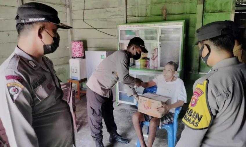 Kapolsek Enggano Salurkan Sembako ke Warga Kurang Mampu