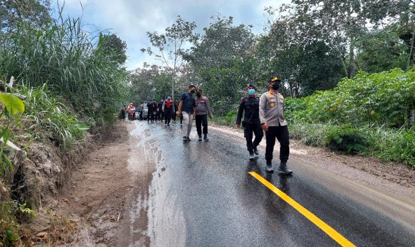 TNI, Polri Bantu Bersihkan Jalan Dampak Abu Vulkanik Erupsi Merapi