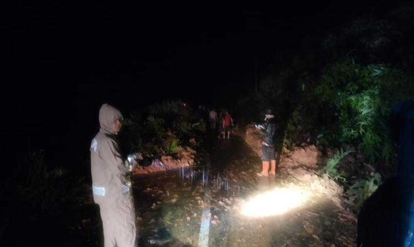 Polsek Giri Mulya Datangi Lokasi Tanah Longsor