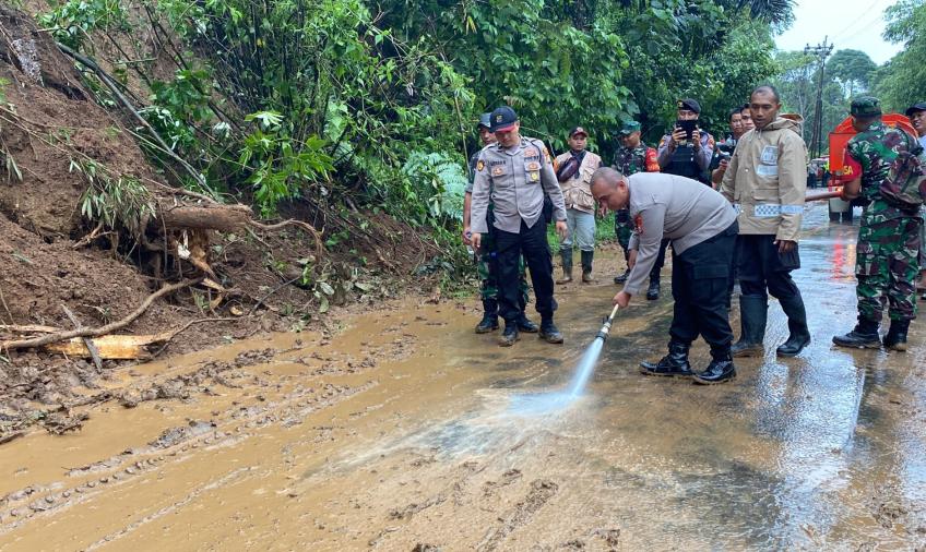 Kapolres Rejang Lebong Tinjau Langsung Lokasi Longsor di Jalan Lintas Curup-Lubuklinggau