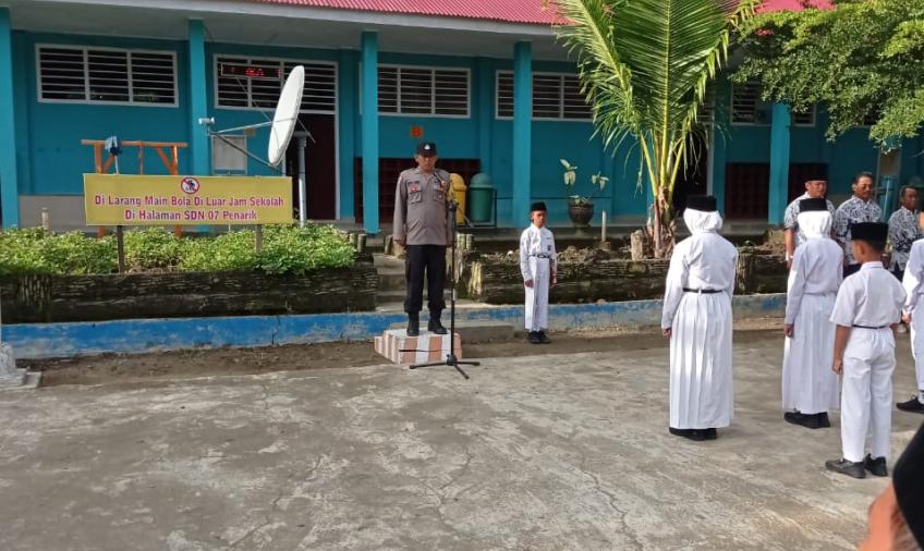 Bhabinkamtibmas Saat Jadi Pembina Upacara Di SDN 07 Penarik