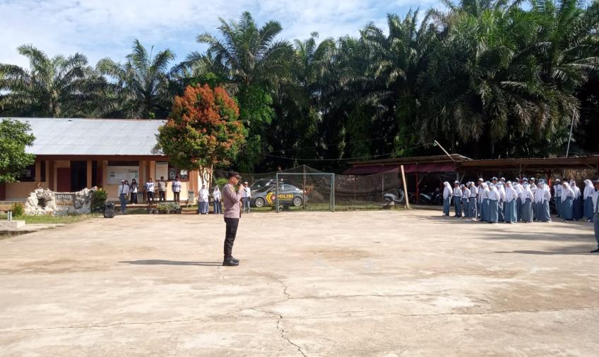 Kapolsek Sungai Rumbai  Saat Jadi Pembina Upacara di SMAN 15 Mukomuko