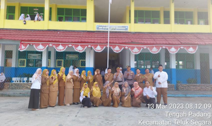 Kapolsek Teluk Segara Jadi Pembina Upacara di SMPN 03 Kota Bengkulu