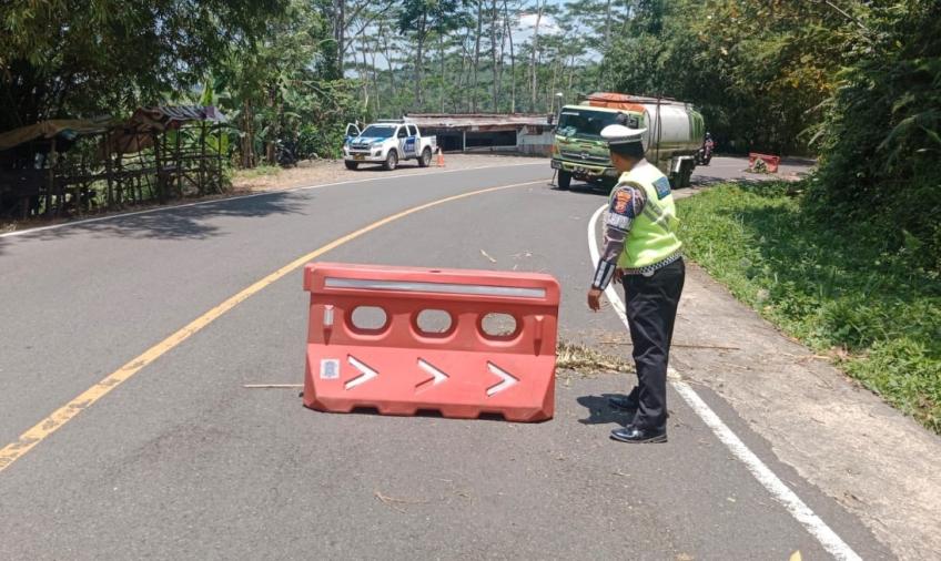 Polres Benteng Pasang Barrier di  Lokasi Mobil Tangki CPO Mengalami Rusak