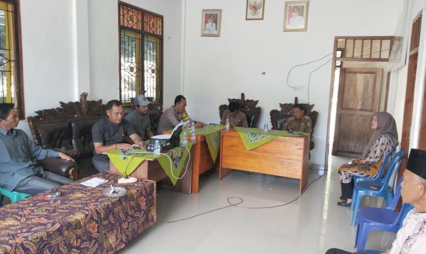 Bhabinkamtibmas Polsek Lebong Utara Hadiri Musyawarah Penetapan Penerima BLT DD Desa Ketenong Jaya