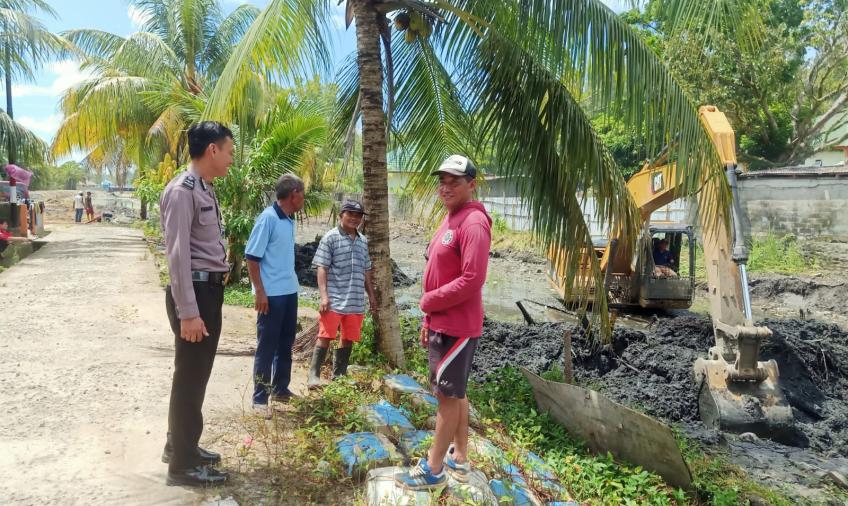 Bhabinkmtibmas Lempuing Bersama Tokoh Masyarakat Pantau Pengerukan Drainase