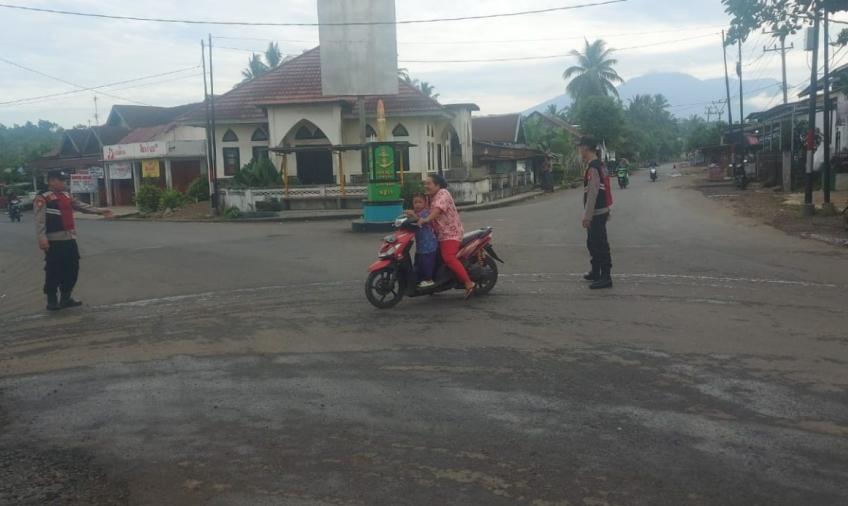Commander Wish,  Polsek Air Besi Bantu Masyarakat Pengguna Jalan